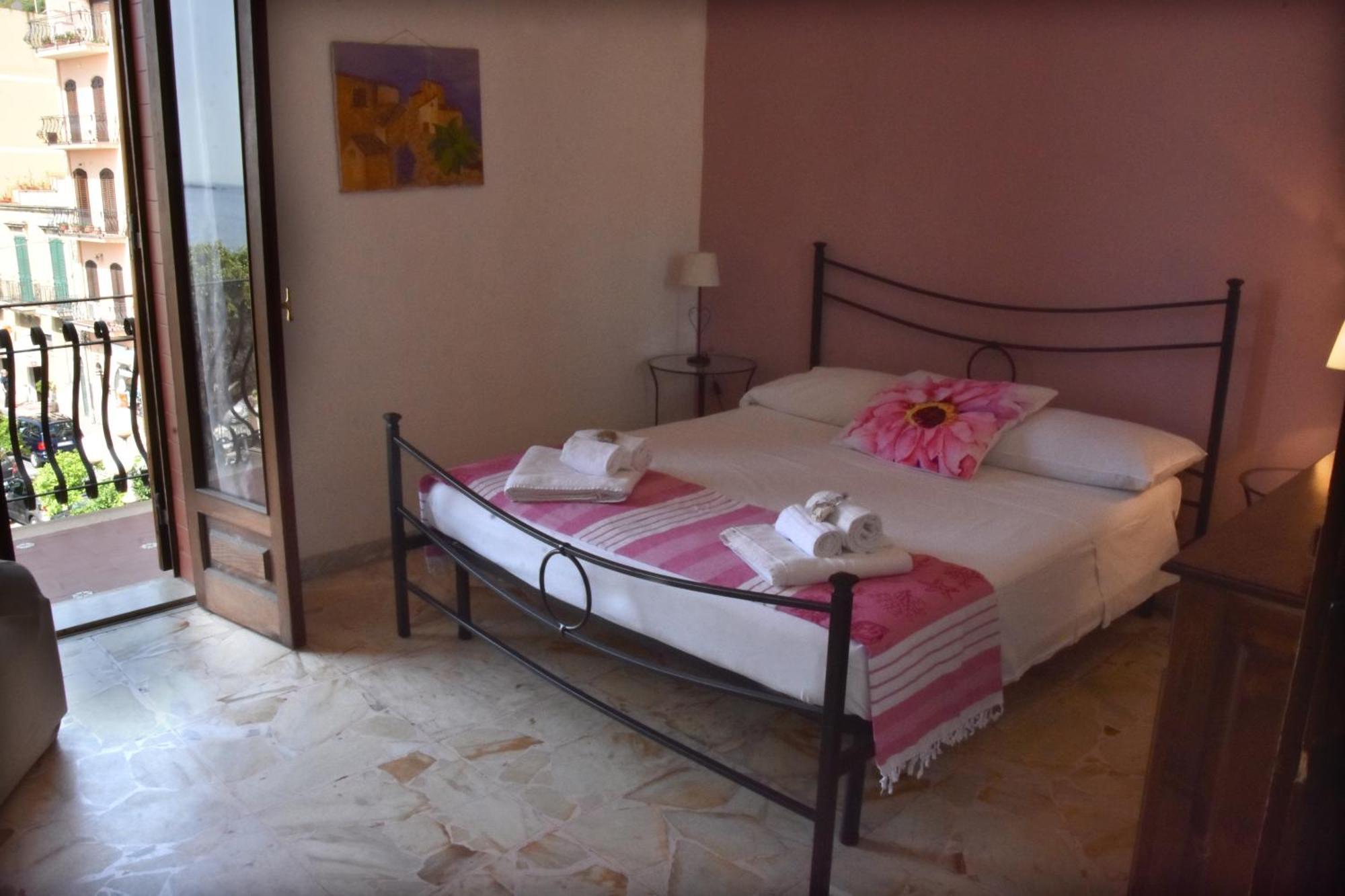 Plaza Apartment Giardini Naxos Ngoại thất bức ảnh