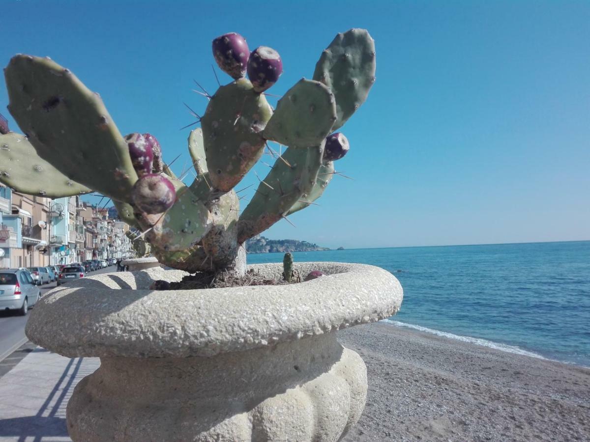 Plaza Apartment Giardini Naxos Ngoại thất bức ảnh